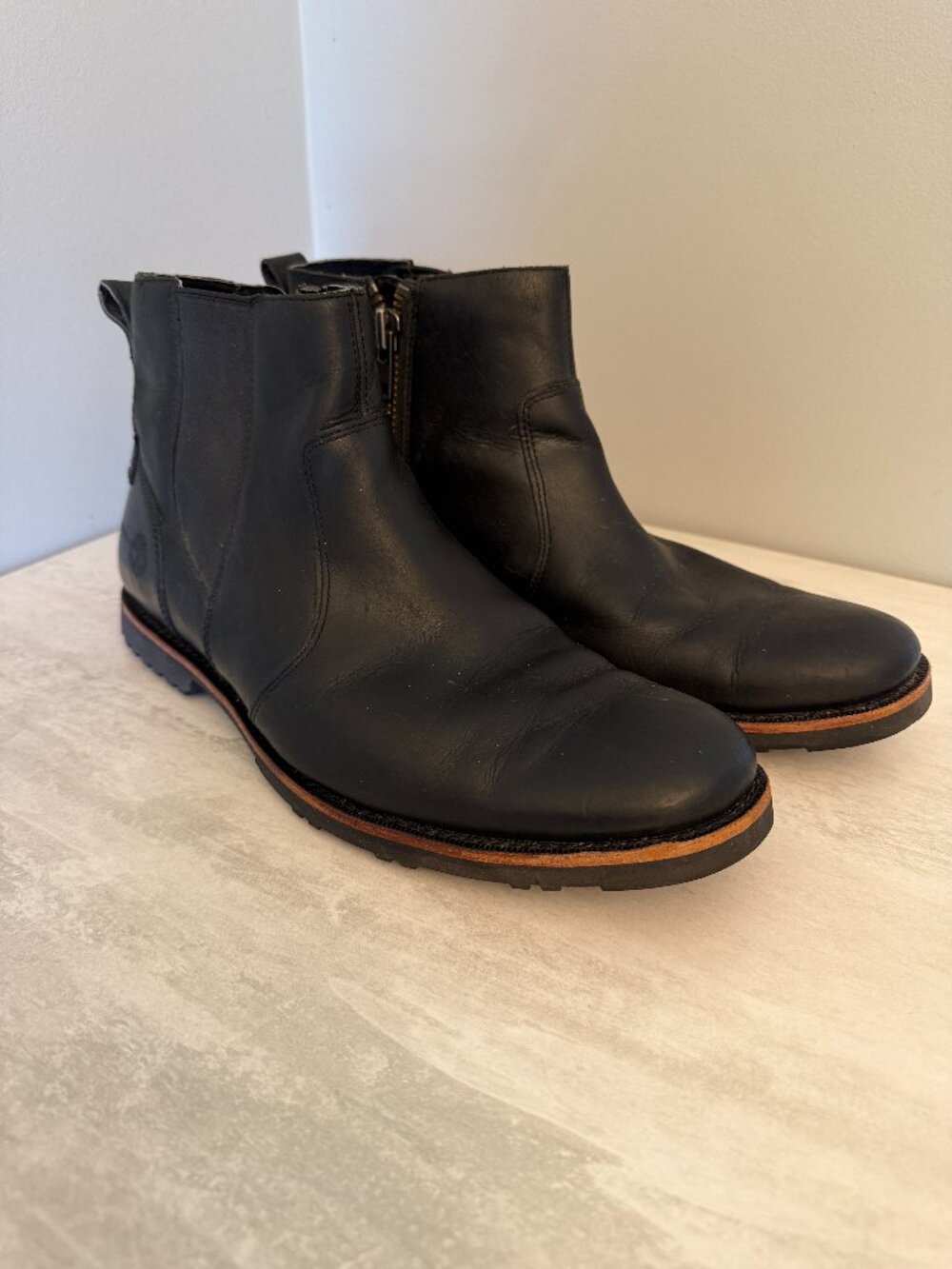 Timberland Men's Kendrick Waterproof Chelsea Side Zip boots. Black leather.
